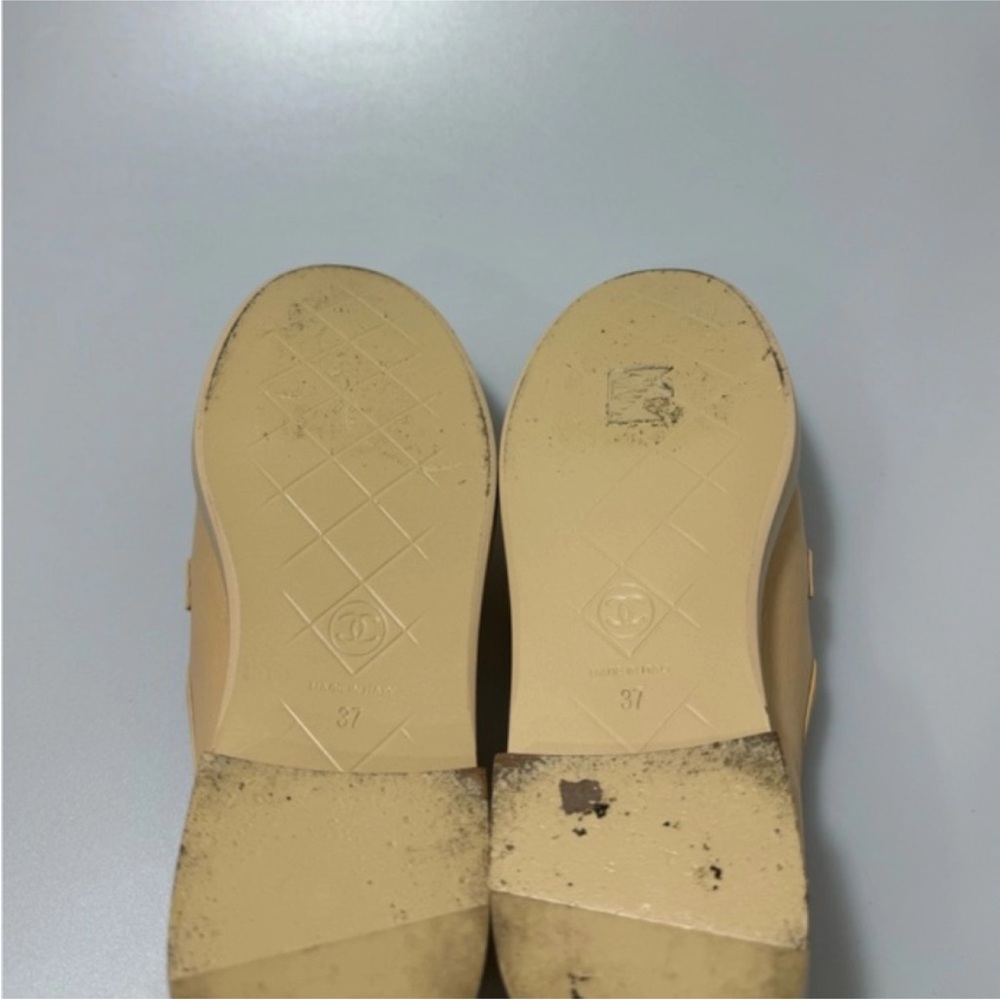 CHANEL 24C Leather Quilted Tab Turn Lock
Turnlock CC Loafers Beige EU 37/US 7 - Picture 7 of 8